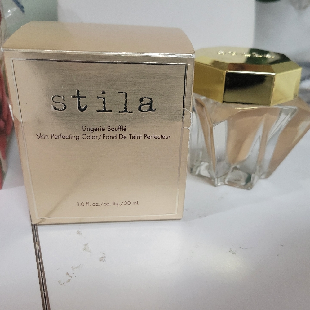Stila Lingerie Souffle Skin lightweight skin perfector foundation shade 2 Or 4